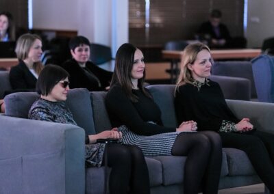 Uczestniczki konferencji słuchają wystąpienia na kanapach